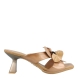 Sandalias de la marca Hispanitas, modelo FLOR. Exterior de las sandalias en piel color marrón con detalle en la pala de una flor. Interior de las sandalias en piel color marrón. Sandalias Hispanitas con tacón de 4cm de altura. Estas sandalias Hispanitas FLOR son adecuadas para esta temporada, podrás crear diferentes looks con mucho estilo!