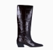 Botas de la marca Ras, modelo COCO. Exterior en charol color marrón con efecto cocodrilo con punta lápiz. Interior en piel marrón. Botas con tacón de 4cm de altura. Estas botas Ras COCO son un complemento perfecto para añadir estilo y personalidad a tus looks!