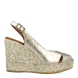 Alpargatas de la marca Viguera, modelo FROA. Exterior de las alpargatas en piel color platino con pala cruzada. Interior de las alpargatas en piel color camel. Cierre con hebilla y cuña de 10cm de altura. Estas alpargatas Viguera FROA son una tendencia de temporada, podrás crear diferentes estilos y sentir la máxima comodidad.