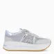 Deportiva de la marca Premiata, modelo Bethcoin. Exterior de la deportiva en rejilla color plata con detalles en ante. Interior de la deportiva de piel de color blanco. Cierre de la deportiva con cordones. Suela de la deportiva de goma con 3cm de plataforma. Deportiva con plantilla extraíble acolchada para garantizar la máxima comodidad a cada paso. La deportiva Bethcoin de Premiata es la evolución de los modelos Conny y Beth, fusionados en una nueva versión ideal para marcar estilo.