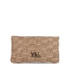 Bolso de la marca Victorio & Lucchino, modelo CAMIL. Elaborado en rafia trenzada color camel con logo en parte frontal. Interior en textil color beig. Cierre de bolso con imán. Bolso pequeño de mano con una asa de mano y extraíble y ajustable para máxima comodidad. Medidas: alto 15cm y ancho 25cm. Este bolso Vitorio & Lucchino CAMIL es ideal para esta temporada!