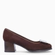 Salones de la marca Munne, modelo ALTEA. Exterior en ante color marron oscuro con adorno metal en la pala. Interior en piel color nude. Suela con tacon de 4cm de altura. Estos salones Munne ALTEA son unos clasicos, ideales para elevar tus looks!