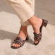 Sandalias de la marca Itse, modelo NOAH. Sandalias elaboradas en piel color marrón con tiras cruzadas en pala con detalles de tachuelas plateadas. Interior de sandalias en piel color marrón. Sandalias destalonadas con tacón de 4cm de altura. Sandas Itse NOAH, complemento ideal de temporda!