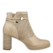 Botines de la marca Nerogiardini, modelo GAVILÁN. Exterior de los botines en piel color taupe. Interio de los botines en piel color nude. Cierre de los botines con cremallera lateral. Botines Nerogiardini con tacón de 7.5cm de altura. Botín con plantilla acolchada para garantizar la máxima comodidad. Estos botines Nerogiardini, modelo Gavilán son un tendencia de temporada y complemento indispensable en tu armario!
