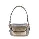 Bolso de la marca Victorio & Lucchino, modelo JULIET. Elaborado en plástico color plata con detalles en dorado y bolsillo desmontable en parte frontal. Interior con compatimentos. Cierre de bolso con cremallera. Bolso con una asa de hombro extraíble para máxima comodidad. Medidas: alto 16cm y ancho 24cm. Este bolso Vitorio & Lucchino JULIET es ideal para esta temporada!