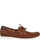 Náuticos de la marca Callaghan, modelo Yate. Exterior en ecopiel de color cuero. Interior en ante de color cuero. Cierre con cordones ajustables. Plantilla extraíble. Suela de caucho antideslizante. Se adapta perfectamente al pie.