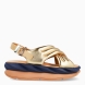 Sandalias de la marca 4CCCCEES, modelo MELLOW MANA. Sandalias elaboradas en piel acolchada color oro, con dos tiras cruzadas en pala. Sandalias con sutiles detalles, MANA ofrece una comodidad superior. Las tiras acolchadas, decoradas con costuras visibles, realzan la forma acolchada de este diseño, a la vez que se mantienen fieles a la creatividad y el dinamismo de la marca. Cierre con hebilla en tobillo. Suela de goma con efecto ondas. Sandalias 4CCCCEES MELLOW MANA, ideales para ti!