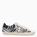 Deportivas de la marca Premiata, modelo STEVEND. Exterior de las deportivas en piel color blanco con detalle de animal print de cebra. Logo de color blanco. Interior de las deportivas en piel color negro. Cierre de las deportivas con cordones blancos. Deportivas Premiata Stevend tienen el diseño perfecto para temporada, no puede faltar este modelo clásico en tu armario!
