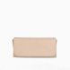Bolso pequeño estilo bandolera de la marca Unisa modelo ZDREAM. Exterior de piel de color beig con cierre de solapa con imán. Su interior revela dos compartimentos y un bolsillo interior con cierre de cremallera. 10 cm x 22 cm x 7 cm.