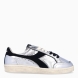 Deportivas de la marca Diadora, modelo ZULE. Exterior en piel color plata con efecto brillante y detalles en negro. Interior en textil color beig con plantilla acolchada y extraíble para máxima comodidad. Cierre con cordones de doble color: negro y beig. Suela de goma con cuña de 2cm de altura. Estas deportivas son unas clásicas ideales para llevar en tu día a día.
