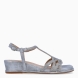 Sandalias de la marca Alma en Pena, modelo MINEA. Exterior de las sandalias en piel color plata con tiras en brillantes. Cierre de las sandalias con hebilla en el tobillo y cuña de 3cm de altura. Estas sandalias Alma en Pena MINEA son un complemento que le aportará estilo y comodidad a tus looks de temporada.