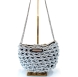 Bolso de la marca Simosastre, modelo JANETH. Bolso cruzado de cuerda elaborado en tela color plata con logo de acero en parte frontal. Cierre del bolso con cremallera y bandolera en metal en oro. Medidas del bolso:a lto 17cm y ancho 23cm. Este bolso Simosastre JANETH es un complemento ieal para darle estilo y personalidad a tus looks de temporada.