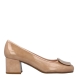 Salones clásicos de la marca Munné, modelo LAYA. Exterior de los salones en charol color nude con detalle de adorno en la parte de la punta. Interior de los salones en piel color nude. Salones Munné con tacón de 5cm de altura. Estos salones Munné LAYA son unos clásicos que no pueden faltar en tu armario.