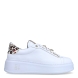 Deportivas de la marca GIO+, modelo PIA. Exterior de las deportivas en piel color blanco con detalle en animal print en la parte del talón. Interior de las deportivasne en piel color blanco con plantilla acolchada y extraíble. Cierre de las deportivas con cordones blancos y adornos de candado con piedrería brillante en la parte de la pala. Deportivas GIO+ con cuña de 4cm de altura. Estas deportivas GIO+ PIA son unas clásicas que no te pueden faltar en el armario de temporada. Podrás crear diferentes looks, con estillo y comodidad asegurada.