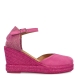 Alpargatas de la marca Itse, modelo CANDE. Exterior de las alpargatas en ante color fucsia. Interior de las alpargatas en piel color beig. Cierre de las alpargatas Itse con hebilla y cuña de 7cm de altura. Estas alpargatas Itse CANDE son unas clásicas para esta temporada, con un color y diseño que te hará crear looks divertidos y cómodos a la vez. No te puede faltar en el armario.