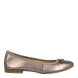 Manoletinas de la marca Tamaris, modelo 22M. Exterior de las manoletinas en piel color metalizado con detalle de lazo en la puntera. Interior de piel color beig. Estas manoletinas Tamaris 22M son un complemento clásico y cómodo para tu día a día.