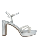 Sandalias de la marca Tamaris, modelo GIPSE. Exterior e interior de las sandalias en piel color plata con detalle de brillantes en la pala. Cierre de las sandalias Tamaris con hebilla en el tobillo y tacón de 7cm de altura. Estas sandalias Tamaris GIPSE son el complemento ideal para tus eventos más importantes en esta temporada. No te pueden faltar!