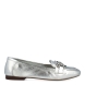 Mocasines de la marca Top 3 Shoes, modelo ANIE. Exterior de los mocasines en piel color platino con detalle de adorno cadena metalizada en la pala. Interior de los mocasines en piel color gris con plantilla acolchada. Mocasines con suela plana. Estos mocasines Top 3 Shoes ANIE son un complemento tendencia para esta temporada, el color y diseño te ayudará a crear looks que resalten de los demás. No pueden faltar en el armario.