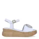 Sandalias de la marca Itse, modelo MIA. Exterior en piel color blanco con detalle de aro dorado en pala. Interior en piel color blanco. Cierre de sandalias Itse con hebilla en tobillo. Suela con cuña de 5cm de altura. Estas sandalias Itse MIA son ideales en comodidas, y combinar con todos tus looks de temporada!