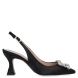Sandalia de la marca Munné, modelo Sophia. Exterior de la sandalia de raso de color negro. Detalle adorno de pedreria en la punta del zapato. Interior de la sandalia de piel de color beig. Cierre de la sandalia con hebilla lateral en el tobillo. Plantilla del zapato acolchada para garantizar el máximo confort. Sandalia con tacón destalonado de 6 cm. La sandalia de tacón de Munné Sophia es muy elegante, perfecta para complementar tus looks más especiales!