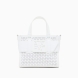 Bolso de la marca Armani Exchange, modelo URSULA. Bolso con diseño minimalista elaborado en piel con efecto troquelado color blanco, y detalle de logotipo en parte frontal. Cierre con cremallera. Bolso perfecto para completar looks urbanos y sofisticados. La textura técnica del tejido le aporta un toque moderno y resistente, mientras que su gran capacidad lo hace ideal para afrontar el día con estilo y practicidad. Bolso Armani Exchange con amplio compartimento principal. Se puede llevar al hombro o en la mano. Bolso Amani Exchange URSULA, es un accesorio imprescindible para quienes aprecian la sencillez refinada. Medidas: alto 20cm y ancho 24cm.