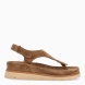 Sandalias de la marca Itse, modelo Alba. Elaboradas en ante color camel. Esclavas con cierre de velcro en tobillo y suela dentada con plataforma de 4cm de altura. Estas sandalias esclavas Itse Alba son un complemento ideal!