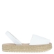 Albarca de la marca Munné, modelo Irene. Exterior de la albarca de piel de color blanco. Interior de la albarca de piel de color beig. Albarca con plataforma de esparto de 3 cm. Albarca con plantilla acolchada para garantizar el máximo confort posible. La albarca de Munné es una sandalia muy ligera y cómoda. Además, queda bien con todos los colores y es un must have para el verano.