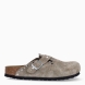 Zuecos de la marca Birkenstock, modelo BOSTON SOFT. Zuecos elaborados de ante color taupe con detalle en tachuelas plateadas por la pala. Cierre de los zuecos con hebilla y suela plana de goma. Estos zuecos Birkenstock BOSTON SOFT son ideales para complementar tus looks de temporada. No puede faltar en tu armario.