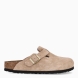 Zuecos de la marca Birkenstock, modelo BOSTON SOFT. Zuecos elaborados de ante color beig. Cierre de los zuecos con hebilla y suela plana de goma. Estos zuecos Birkenstock BOSTON SOFT son ideales para complementar tus looks de temporada. No puede faltar en tu armario.