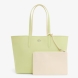 Bolso reversible de la marca Lacoste, modelo L12. Bolso diseñado para llevar al hombro, elaborado de plástico color verde y beig. Con capacidad suficiente para un portátil de 15