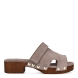 Sandalias de la marca Itse, modelo SALME. Exterior en ante color taupe con detalle de tachuelas en pala. Interior en ante color taupe. Cierre de sandalias con velcro en pala. Sandalias Itse con cuña de 4cm de altura. Estas sandalias Itse SALME son ideales para esta temporada! no te pueden faltar en el armario.