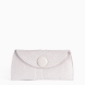Bolso de la marca Pepe Moll, modelo CLEA. Bolso de mano elaborado en rafia color gris. Cierre del bolso con botón. Su diseño tipo clutch elegante y compacto lo hace perfecto para llevar lo esencial. Mientras que el asa bandolera extraíble tipo cadena le añade un toque de versatilidad. Medidas del bolso: alto 13cm y ancho 29cm. Este bolso de mano Pepe Moll CLEA es un esencial para tus eventos importantes, no te puede faltar en tus looks.