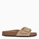 Sandalias de la marca Birkenstock, modelo ARIZONA BIRKO. Exterior de las sandalias en piel color beig con base de corcho en forma anatómica. Cierre de las sandalias Birkenstock con dos hebillas de espiga metálica con ajuste individual. Estas sandalias Birkenstock ARIZONA está diseñada con material resistente y respetuoso con la piel. El complemento ideal que necesitas para tus looks llenos de comodidad esta temporada.