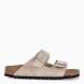 Sandalias de la marca Birkenstock, modelo ARIZONA BIRKO. Sandalias elaboradas en ante de color beig con una base de corcho y látex de forma anatómica. Cierre de las sandalias con doble hebilla de espiga de metal con ajuste individual. Estas sandalias Birkenstock ARIZONA BIRKO es un complemento clásico para tus looks de temporada, con un diseño sencillo atemporal y una ligereza que te dará la comodidad que necesitas en tu día a día.