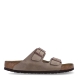 Sandalias de la marca Birkenstock, modelo ARIZONA PIEL ENGRASADA. Sandalias elaboradas en neopreno de color taupe con una base de corcho y látex de forma anatómica. Cierre de las sandalias con doble hebilla de espiga de metal con ajuste individual. Estas sandalias Birkenstock ARIZONA PIEL ENGRASADA es un complemento clásico para tus looks de temporada, con un diseño sencillo atemporal y una ligereza que te dará la comodidad que necesitas en tu día a día.