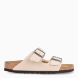 Sandalias de la marca Birkenstock, modelo ARIZONA BIRKO-FLOR. Sandalias elaboradas en ante color beig con una base de corcho y látex de forma anatómica. Cierre de las sandalias con doble hebilla de espiga de metal con ajuste individual. Estas sandalias Birkenstock ARIZONA BIRKO-FLOR es un complemento clásico para tus looks de temporada, con un diseño sencillo atemporal y una ligereza que te dará la comodidad que necesitas en tu día a día.