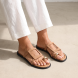 Sandalias de la marca Itse, modelo ALICIA. Elaboradas en ante color camel con anillo al dedo y forma de cuadrado en pala. Interior en piel color camel. Suela plana de goma. Sandalias Itse ALICIA, es un complemento ideal para agregarle estilo y comodidad a tus looks!