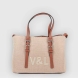 Bolso de la marca Victorio & Lucchino, modelo PAZ. Elaborado en textil color camel con logotiipo en parte frontal. Bolso clásico con cierre de cremallera y asa ajustable y extraíble para máxima comodidad. Medidas: alto 20cm y ancho 28cm. Este bolso Victorio & Lucchino es el aliado perfecto para tus días de verano! Este bolso en un encantador tono beige es el complemento ideal para cualquier atuendo, ya sea para un paseo por el parque o una cena al aire libre.