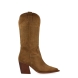 Bota campera metalizada de la marca Vienty, modelo Beth. Exterior de la bota de ante de color cuero. Interior de la bota de piel de color negro. Cierre de la bota con cremallera. Bota campera con tacón ancho de 4 cm. Altura de la caña de la bota campera de 30 cm (sin incluir la altura del tacón) y ancho de la caña 35 cm. Bota con plantilla acolchada y cómoda. La bota de Vienty modelo Beth, es una bota campera cómoda y estilosa. Un básico para esta temporada de otoño e invierno.