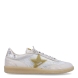 Deportiva clásica transpirable de la marca Cetti, modelo 138. Exterior de la deportiva en ante color beig detalle en rejilla. Interior de la deportiva de piel de color beig. Deportiva con cierre con cordones elásticos. Deportiva con suela plana de goma. Plantilla muy cómoda, acolchada para garantizar la máxima comodidad. La deportiva 138 de Cetti es una deportiva clásica, cómoda, básica y perfecta para ir cómodo cada día.