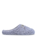 Zapatilla de estar por casa de la marca Macarena, modelo Anais 206. Exterior en lana de color gris con detalle de lazo en la pala. Interior en pelo de color nude. Altura de la suela 1 cm. Plantilla extraíble de poliuretano. Ideales para ir perfectay cómoda en casa. No pueden faltar un tu armario!