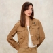 Chaqueta corta de la marca Blauer, modelo CLEMENT. Chaqueta Blauer elaborada en algodón con cuello de doble solapa. Pinzas en el bajo, delante y atrás, para un look chic y desenvuelto que destaca la figura. Cierre de chaqueta Blauer con botones. Dos automáticos en el bajo. Bolsillos con fuelle y solapa. Apertura en el bajo de la manga con botón. Bolsillo interno con velcro. Parche y presilla con logo. Chaqueta Blauer CLEMENT ideal para esta temporada!
