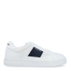 Deportiva de la marca Armani Exchange, modelo XUX2. Exterior de la deportiva piel color blanco. Detalle logotipo lateral en piel de color negro. Interior de la deportiva de textil de color blanco. Cierre de la deportiva con cordones. Deportiva con suela de goma de 2 cm de plataforma. Deportiva con plantilla acolchada. La deportiva XUX2 de Armani Exchange es una deportiva clásica y cómoda, perfecta para el día a día.