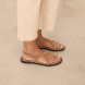 Sandalias de la marca Itse, modelo ANA. Elaboradas en ante color camel con tiras cruzadas en pala con detalle de anillo al dedo. Interior en ante color camel. Cierre de sandalias Itse con hebilla en tobillo. Suela plana de goma. Sandalias Itse ANA son un complemento ideal para ti!