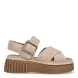 Sandalias de la marca Clarks, modelo Evamar Wish. Elaborada en ante color beig con tiras cruzadas sobre la pala. Cierre de sandalias Clarks con hebilla y una plataforma de cuña de 6cm de altura. Este modelo está inspirado en el estilo de nuestro popular Torhill con detalle de canalé en su suela, incluye una tira ajustable en el tobillo con un sutil elástico para ofrecer un ajuste personalizado, mientras que nuestra plantilla Contour Cushion hace que cada paso sea cómodo. Este modelo de sandalias Clarks Evamar Wish es una sandalia ultraversátil diseñada para el día a día, combina un atrevido estilo de plataforma plana con múltiples características de confort.