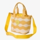 Bolso de la marca Blauer, modelo BASK. Elaborado en tejido técnico color amarillo con un motivo de ondas, combina practicidad y un estilo contemporáneo. Bolso Blauer tipo canasta, es el accesorio ideal para la temporada de calor. Bolso Blauer dispone de dobles asas resistentes y el icónico escudo logotipado en el frontal. Ideal para el ocio o una jornada en la playa con un toque chic. Bolso Blauer BASK, ideal para llevar a todos lados! Medidas: 20 x 18 x 12cm.