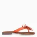Esclava de la marca Itse, modelo LARA. Exterior en piel color naranja con adorno de flor en la pala. Interior en ante color marron. Sandalias Itse con suela plana de goma. Sandalias Itse LARA perfectas para lucirlas esta temporada y resaltar tus looks!