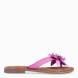 Esclava de la marca Itse, modelo LARA. Exterior en piel color fucsia con adorno de flor en la pala. Interior en ante color marrón. Sandalias Itse con suela plana de goma. Sandalias Itse LARA perfectas para lucirlas esta temporada y resaltar tus looks!
