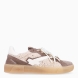 Deportivas de la marca GIO+, modelo BLUE. Exterior en ante color taupe con detalle en peluche y lazo en perlas y dije en la pala sujetada a cordones. Interior de las deportivas en piel color blanco con plantilla acolchada y extraíble para máxima comodidad. Cierre de las deportivas con cordones taupe y plataforma de 2cm de altura. Estas deportivas GIO+ BLUE tienen un estilo tendencia en esta temporada. No puede faltar en tu armario!