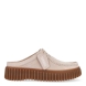 Náuticos destalonados de la marca Clarks, modelo TORHILL MULE. Exterior en ante color beig. Interior en piel color beig con plantilla acolchada y extraíble para máxima comodidad. Cierre de los mocasines Clarks con cordones y un suela con efecto sierra de 3cm de altura. Estos mocasines Clarks TORHILL MULE son ideales para combinar con todos tus looks!